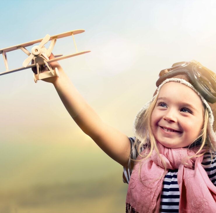 Elternbeiträge: Kind spielt mit einem Flugzeug.
