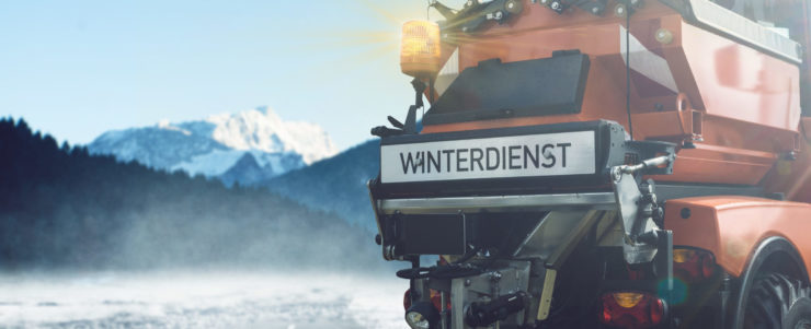 Straßenreinigung und Winterdienst: Fahrzeug des Winterdiensts reinigt eine Straße.